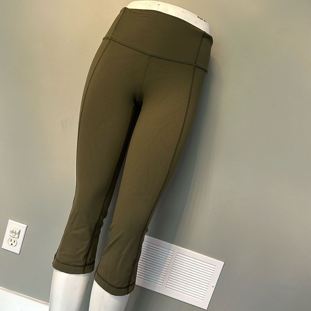 Lululemon size 4 capris